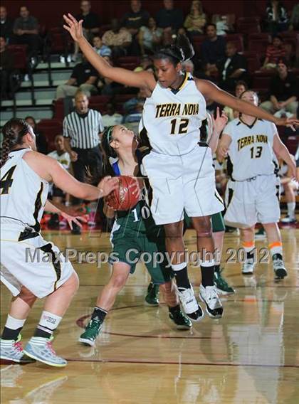 Thumbnail 2 in Terra Nova vs. Sacred Heart Cathedral (CCS D3 Final) photogallery.