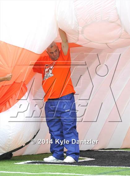 Thumbnail 2 in Mineola vs. Commerce (UIL 3A Division 1 Region 2 Area) photogallery.