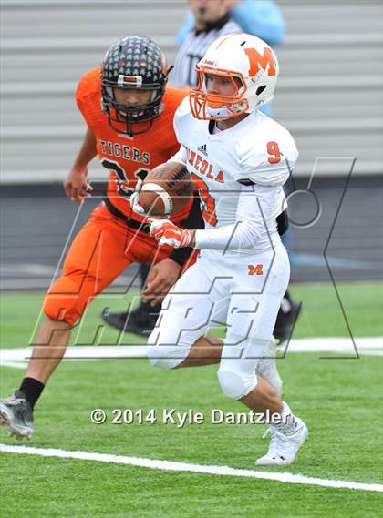 Thumbnail 3 in Mineola vs. Commerce (UIL 3A Division 1 Region 2 Area) photogallery.