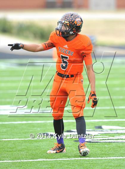Thumbnail 3 in Mineola vs. Commerce (UIL 3A Division 1 Region 2 Area) photogallery.