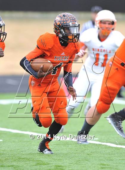 Thumbnail 1 in Mineola vs. Commerce (UIL 3A Division 1 Region 2 Area) photogallery.