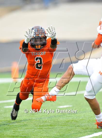 Thumbnail 1 in Mineola vs. Commerce (UIL 3A Division 1 Region 2 Area) photogallery.