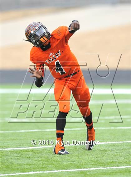 Thumbnail 2 in Mineola vs. Commerce (UIL 3A Division 1 Region 2 Area) photogallery.