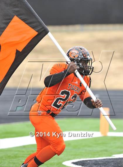 Thumbnail 1 in Mineola vs. Commerce (UIL 3A Division 1 Region 2 Area) photogallery.
