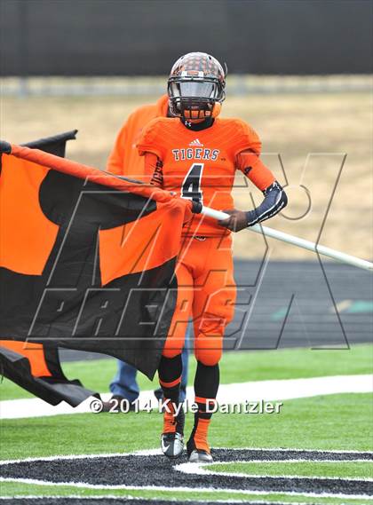 Thumbnail 1 in Mineola vs. Commerce (UIL 3A Division 1 Region 2 Area) photogallery.