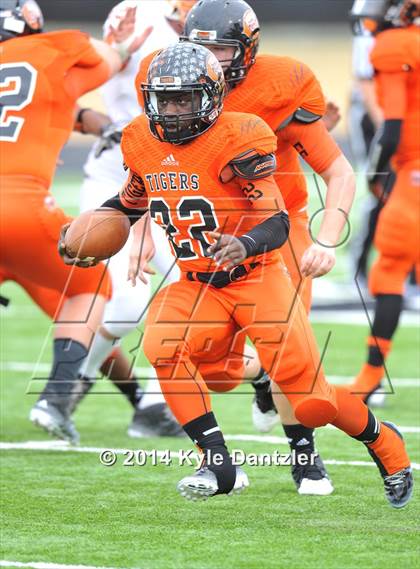 Thumbnail 2 in Mineola vs. Commerce (UIL 3A Division 1 Region 2 Area) photogallery.