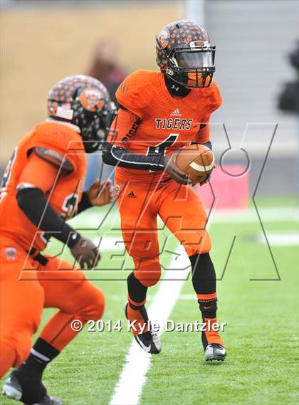 Thumbnail 2 in Mineola vs. Commerce (UIL 3A Division 1 Region 2 Area) photogallery.