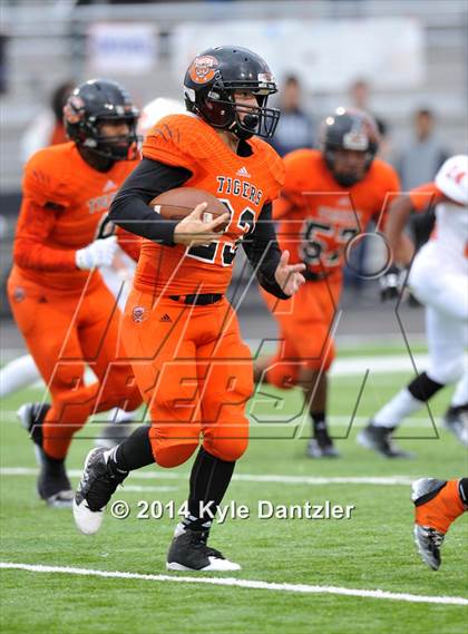 Thumbnail 2 in Mineola vs. Commerce (UIL 3A Division 1 Region 2 Area) photogallery.