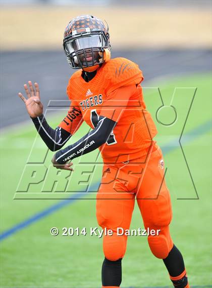 Thumbnail 3 in Mineola vs. Commerce (UIL 3A Division 1 Region 2 Area) photogallery.