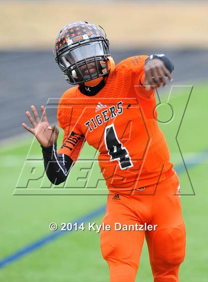 Thumbnail 2 in Mineola vs. Commerce (UIL 3A Division 1 Region 2 Area) photogallery.