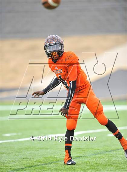 Thumbnail 3 in Mineola vs. Commerce (UIL 3A Division 1 Region 2 Area) photogallery.