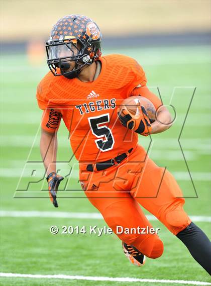 Thumbnail 3 in Mineola vs. Commerce (UIL 3A Division 1 Region 2 Area) photogallery.
