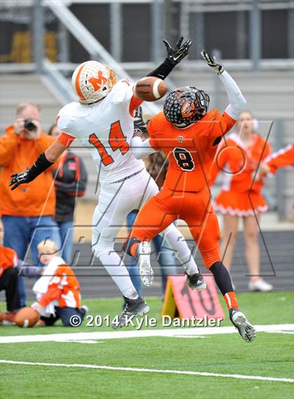 Thumbnail 1 in Mineola vs. Commerce (UIL 3A Division 1 Region 2 Area) photogallery.