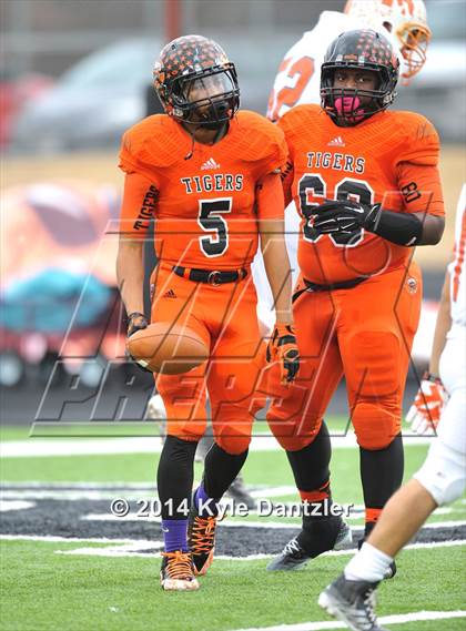 Thumbnail 1 in Mineola vs. Commerce (UIL 3A Division 1 Region 2 Area) photogallery.