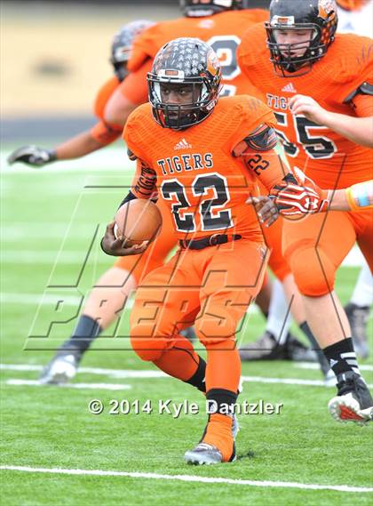 Thumbnail 3 in Mineola vs. Commerce (UIL 3A Division 1 Region 2 Area) photogallery.