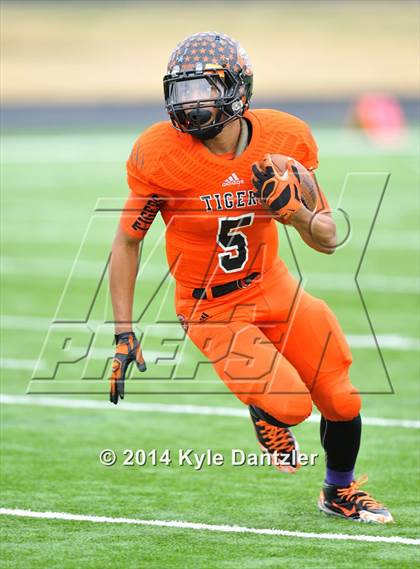 Thumbnail 2 in Mineola vs. Commerce (UIL 3A Division 1 Region 2 Area) photogallery.