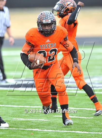 Thumbnail 2 in Mineola vs. Commerce (UIL 3A Division 1 Region 2 Area) photogallery.