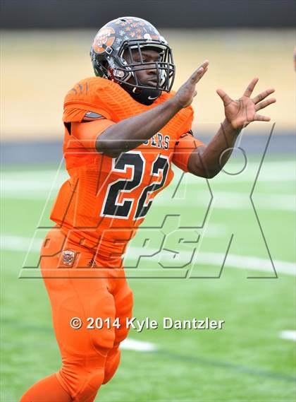 Thumbnail 1 in Mineola vs. Commerce (UIL 3A Division 1 Region 2 Area) photogallery.