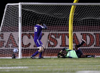 Thumbnail 2 in Pine Creek vs. Boulder (CHSAA 5A Semifinal) photogallery.