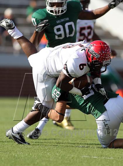 Thumbnail 2 in Arlington vs. Cedar Hill (UIL 5A Division 2 Regional Playoff) photogallery.