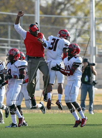 Thumbnail 1 in Arlington vs. Cedar Hill (UIL 5A Division 2 Regional Playoff) photogallery.