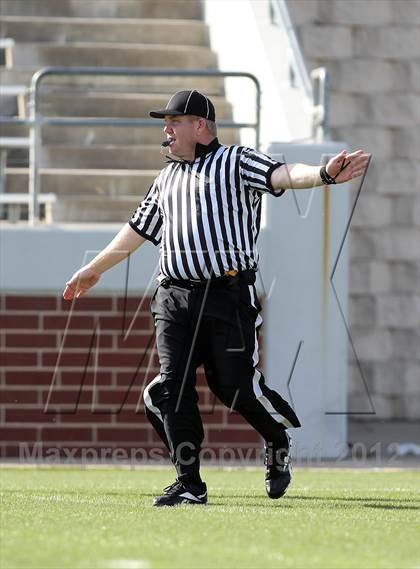 Thumbnail 2 in Arlington vs. Cedar Hill (UIL 5A Division 2 Regional Playoff) photogallery.