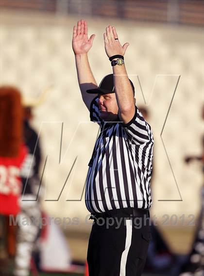 Thumbnail 3 in Arlington vs. Cedar Hill (UIL 5A Division 2 Regional Playoff) photogallery.