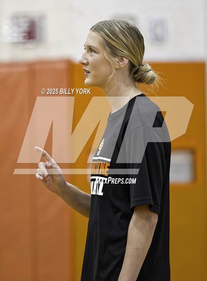Thumbnail 1 in JV: Grand Saline vs Mineola photogallery.