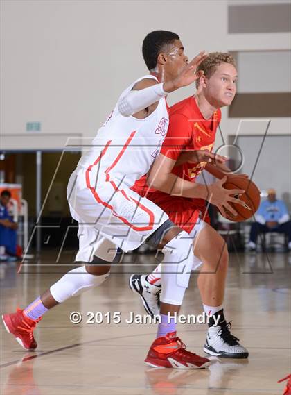 Thumbnail 2 in Serra vs. Cathedral Catholic (MaxPreps Holiday Classic) photogallery.