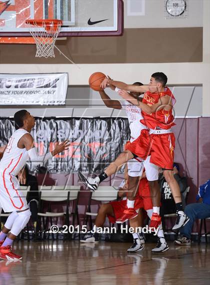 Thumbnail 2 in Serra vs. Cathedral Catholic (MaxPreps Holiday Classic) photogallery.