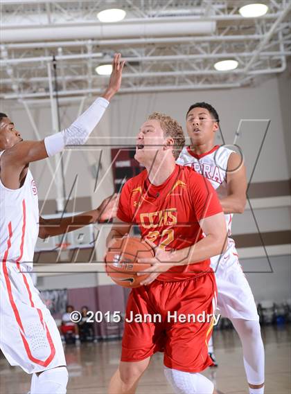 Thumbnail 2 in Serra vs. Cathedral Catholic (MaxPreps Holiday Classic) photogallery.