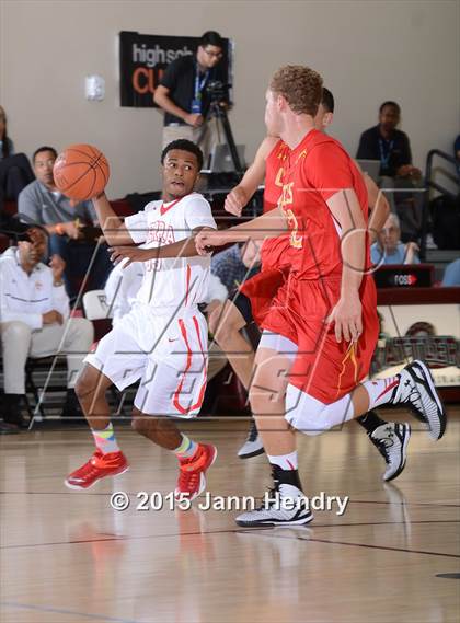 Thumbnail 2 in Serra vs. Cathedral Catholic (MaxPreps Holiday Classic) photogallery.