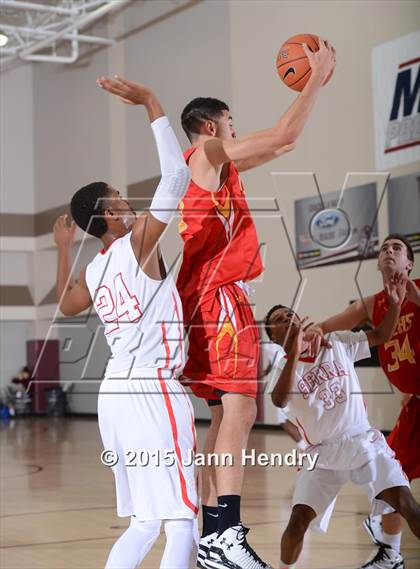 Thumbnail 1 in Serra vs. Cathedral Catholic (MaxPreps Holiday Classic) photogallery.