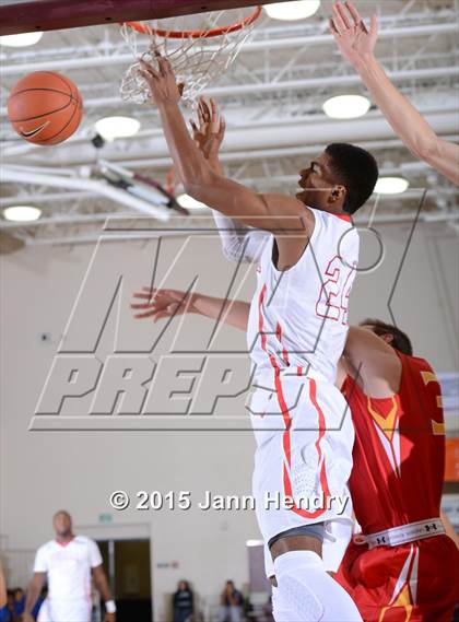 Thumbnail 3 in Serra vs. Cathedral Catholic (MaxPreps Holiday Classic) photogallery.