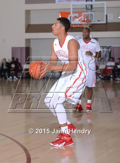 Thumbnail 3 in Serra vs. Cathedral Catholic (MaxPreps Holiday Classic) photogallery.