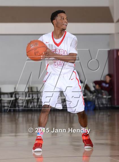 Thumbnail 3 in Serra vs. Cathedral Catholic (MaxPreps Holiday Classic) photogallery.