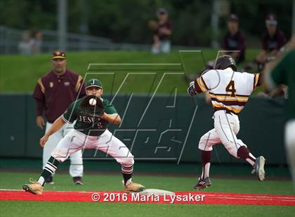 Thumbnail 3 in Strake Jesuit vs Deer Park (UIL 6A Regional Semifinal) photogallery.