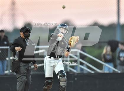 Thumbnail 3 in Hutto @ Vandegrift photogallery.