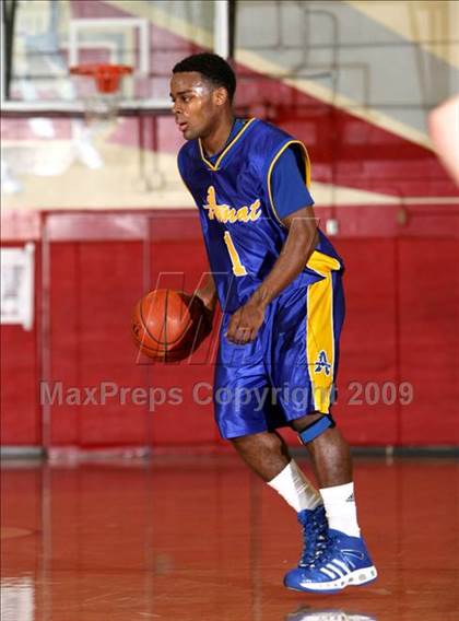 Thumbnail 3 in Bonita vs. Bishop Amat (Covina Christmas Classic) photogallery.