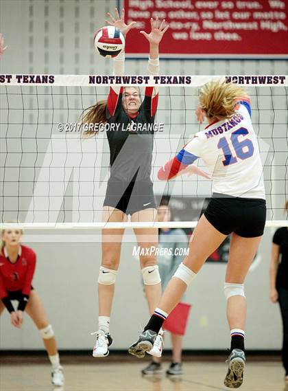 Thumbnail 2 in Argyle vs Pearce photogallery.