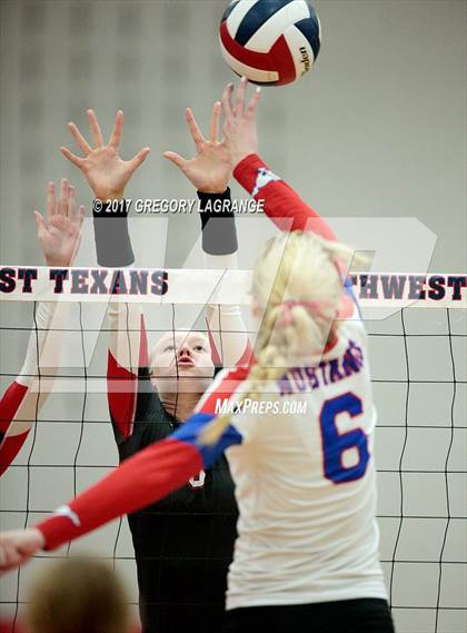 Thumbnail 2 in Argyle vs Pearce photogallery.