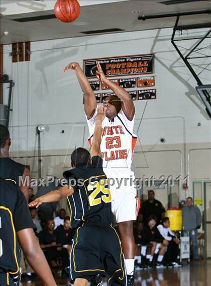 Thumbnail 3 in Uniondale vs White Plains (Harry Jefferson Holiday Showcase) photogallery.