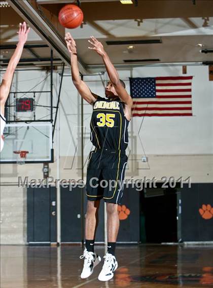 Thumbnail 3 in Uniondale vs White Plains (Harry Jefferson Holiday Showcase) photogallery.