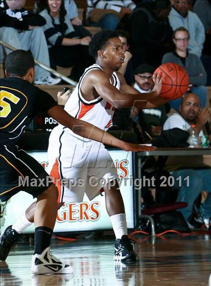 Thumbnail 1 in Uniondale vs White Plains (Harry Jefferson Holiday Showcase) photogallery.
