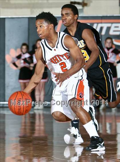 Thumbnail 3 in Uniondale vs White Plains (Harry Jefferson Holiday Showcase) photogallery.