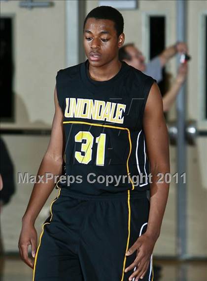 Thumbnail 2 in Uniondale vs White Plains (Harry Jefferson Holiday Showcase) photogallery.