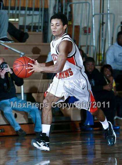 Thumbnail 2 in Uniondale vs White Plains (Harry Jefferson Holiday Showcase) photogallery.