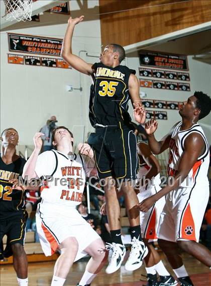 Thumbnail 3 in Uniondale vs White Plains (Harry Jefferson Holiday Showcase) photogallery.