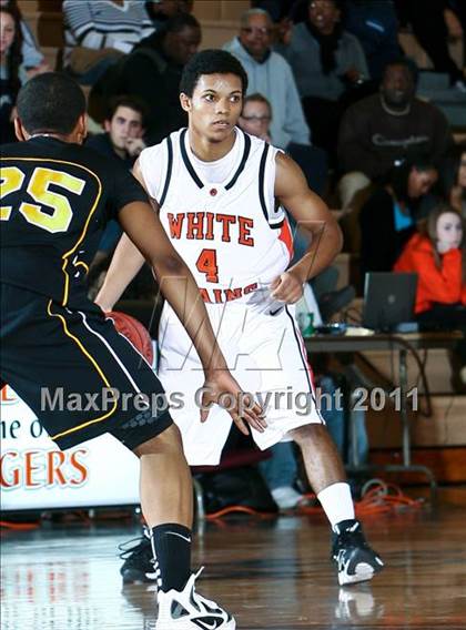 Thumbnail 3 in Uniondale vs White Plains (Harry Jefferson Holiday Showcase) photogallery.