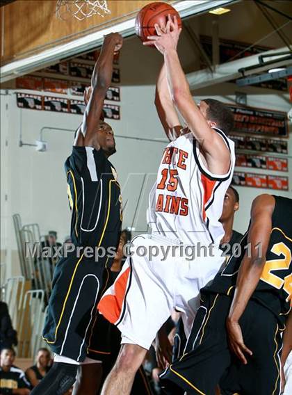 Thumbnail 2 in Uniondale vs White Plains (Harry Jefferson Holiday Showcase) photogallery.